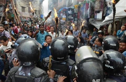 Nepal: Biểu tình thành bạo động, 8 cảnh sát thiệt mạng ảnh 1